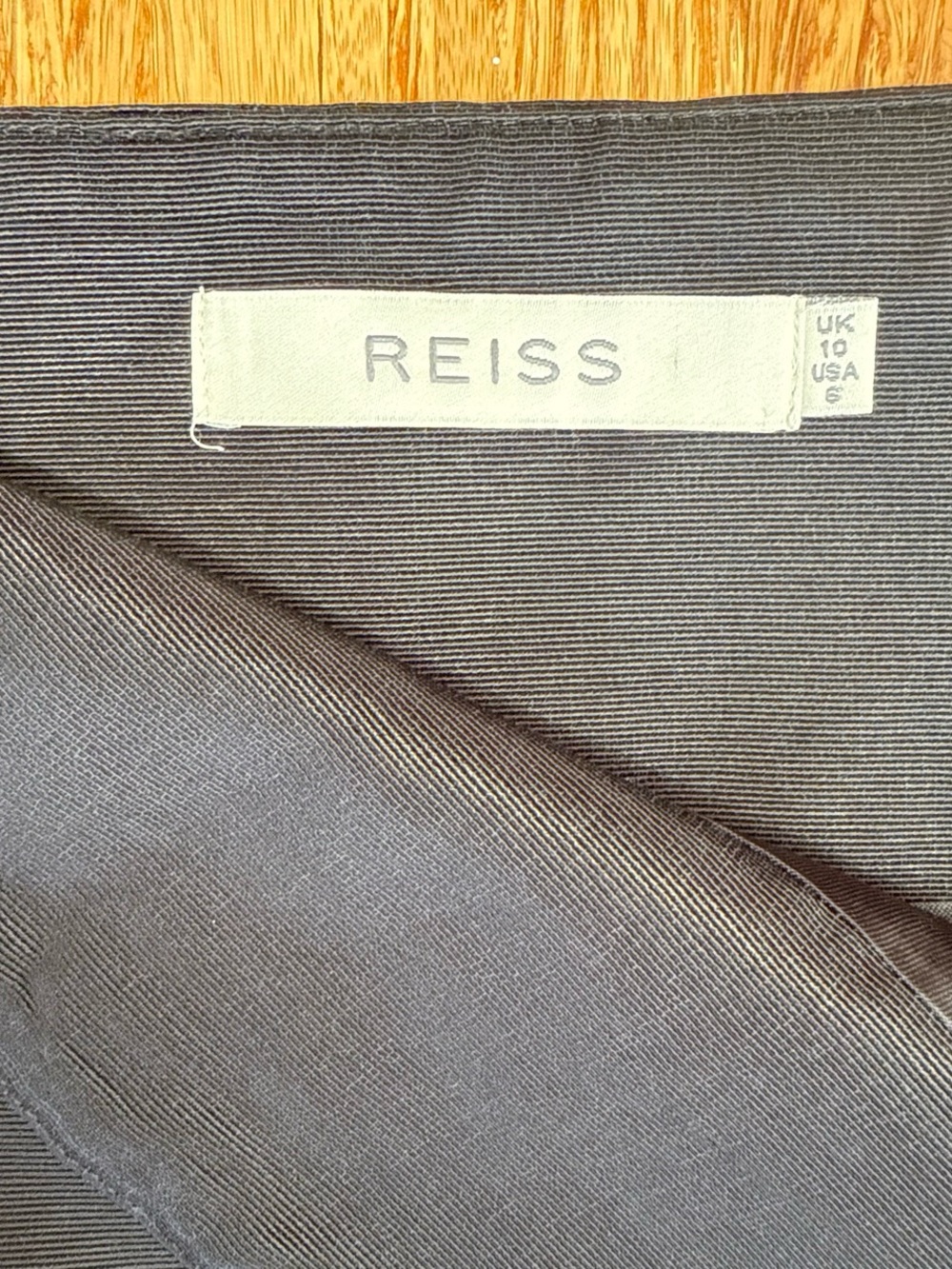 Reiss London Classic Black Pleated Hem Pencil Skirt . Size 6 $200 MSRP. - Picture 3 of 8